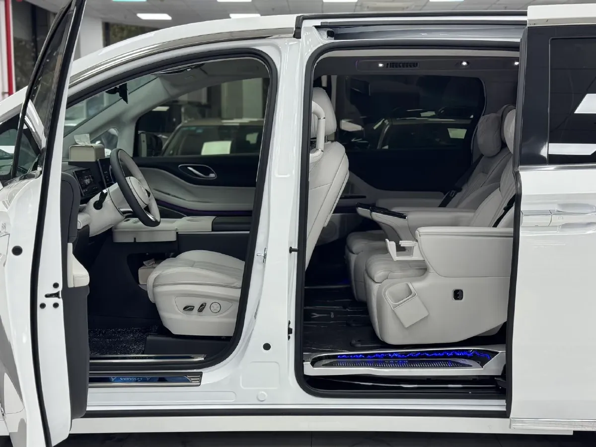2025 Voyah Dream 1.5T 150HP L4 PHEV 41.7KWH,autocango,china used car exporter,china ev exporter,chinese used car exporter,chinese used ev exporter