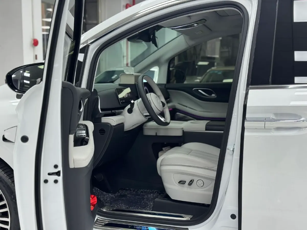 2025 Voyah Dream 1.5T 150HP L4 PHEV 41.7KWH,autocango,china used car exporter,china ev exporter,chinese used car exporter,chinese used ev exporter