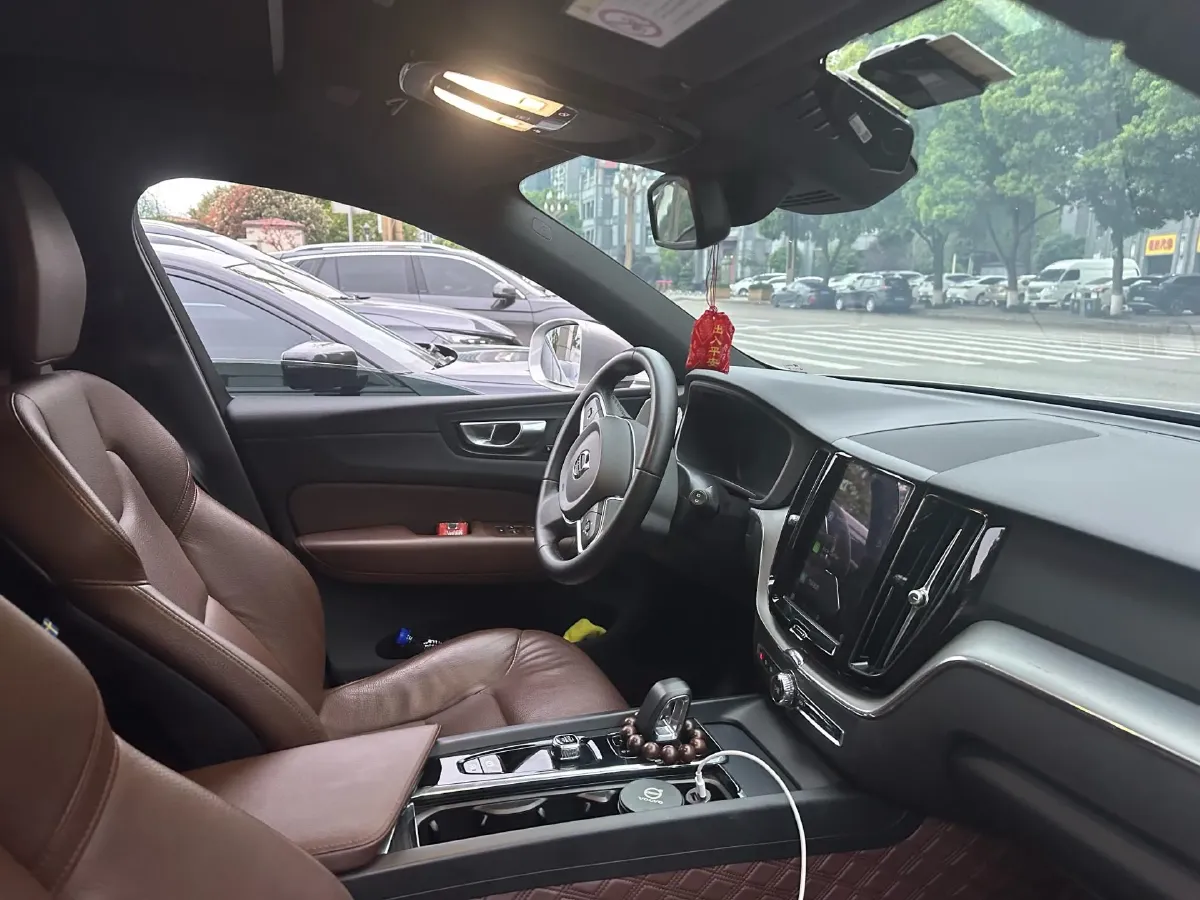 2023 Volvo XC60 2.0T 250HP L4 8AT,autocango,china used car exporter,china ev exporter,chinese used car exporter,chinese used ev exporter