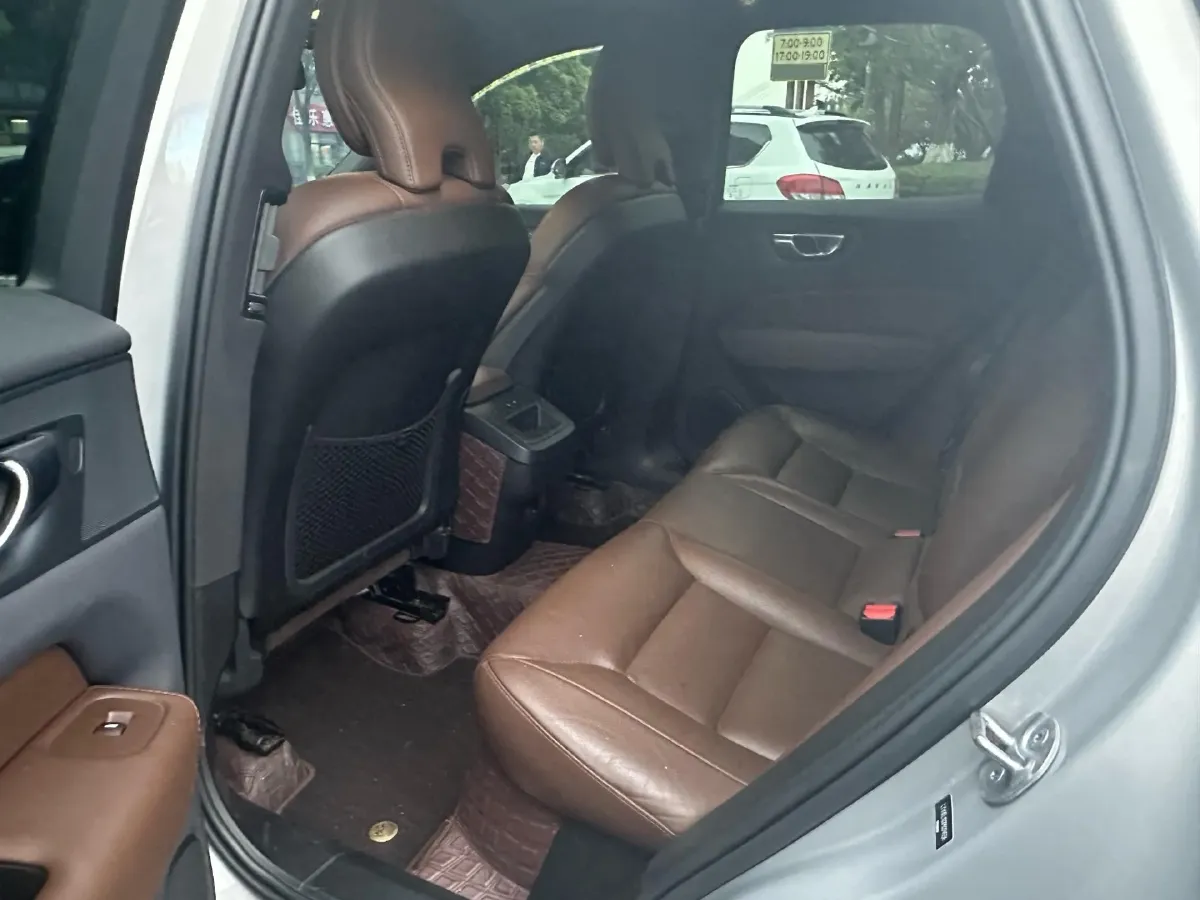 2023 Volvo XC60 2.0T 250HP L4 8AT,autocango,china used car exporter,china ev exporter,chinese used car exporter,chinese used ev exporter