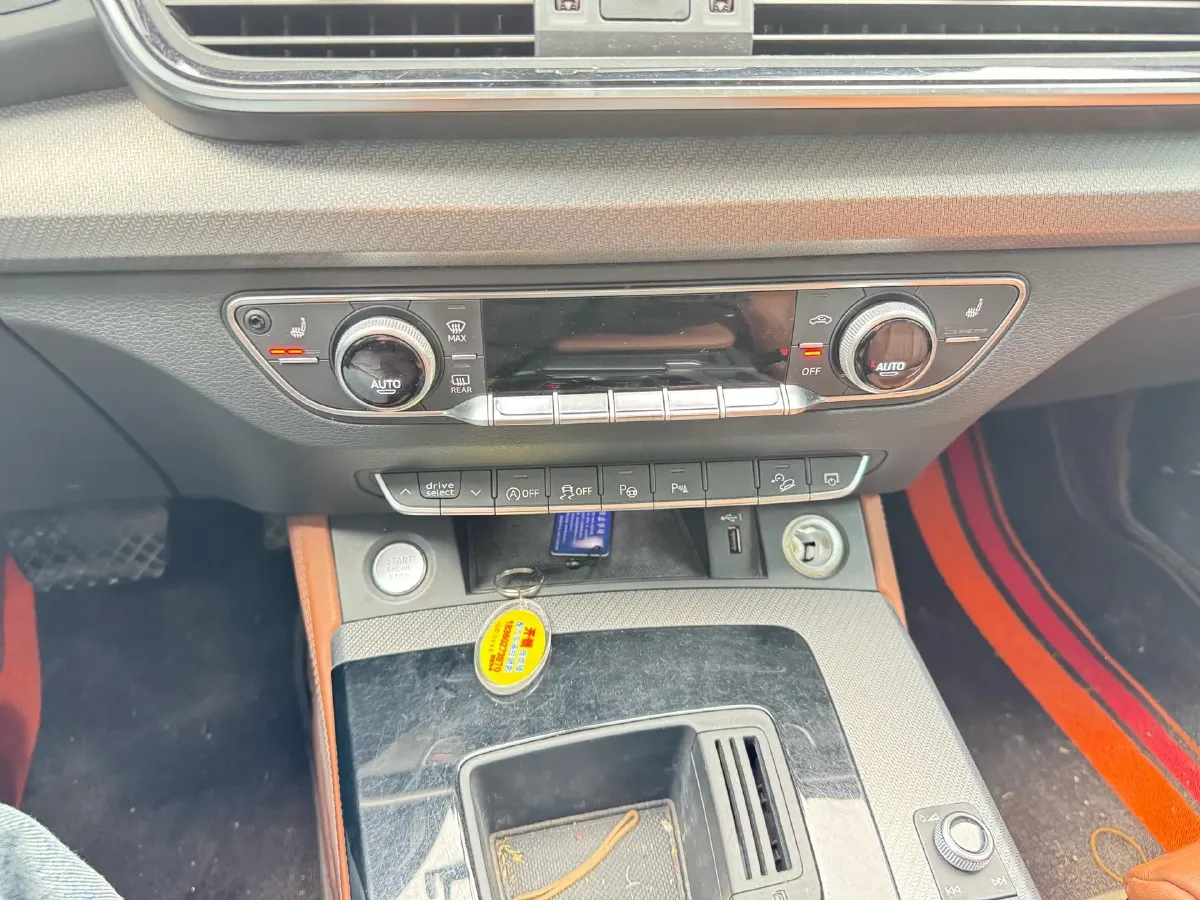 2022 Audi Q5L 2.0T 190HP L4 7DCT,autocango,china used car exporter,china ev exporter,chinese used car exporter,chinese used ev exporter