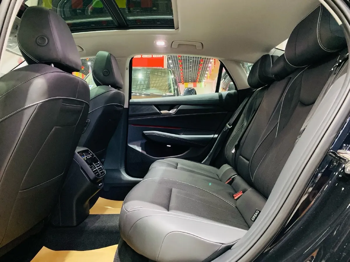 2025 Volkswagen Passat 2.0T 220HP L4 7DCT,autocango,china used car exporter,china ev exporter,chinese used car exporter,chinese used ev exporter