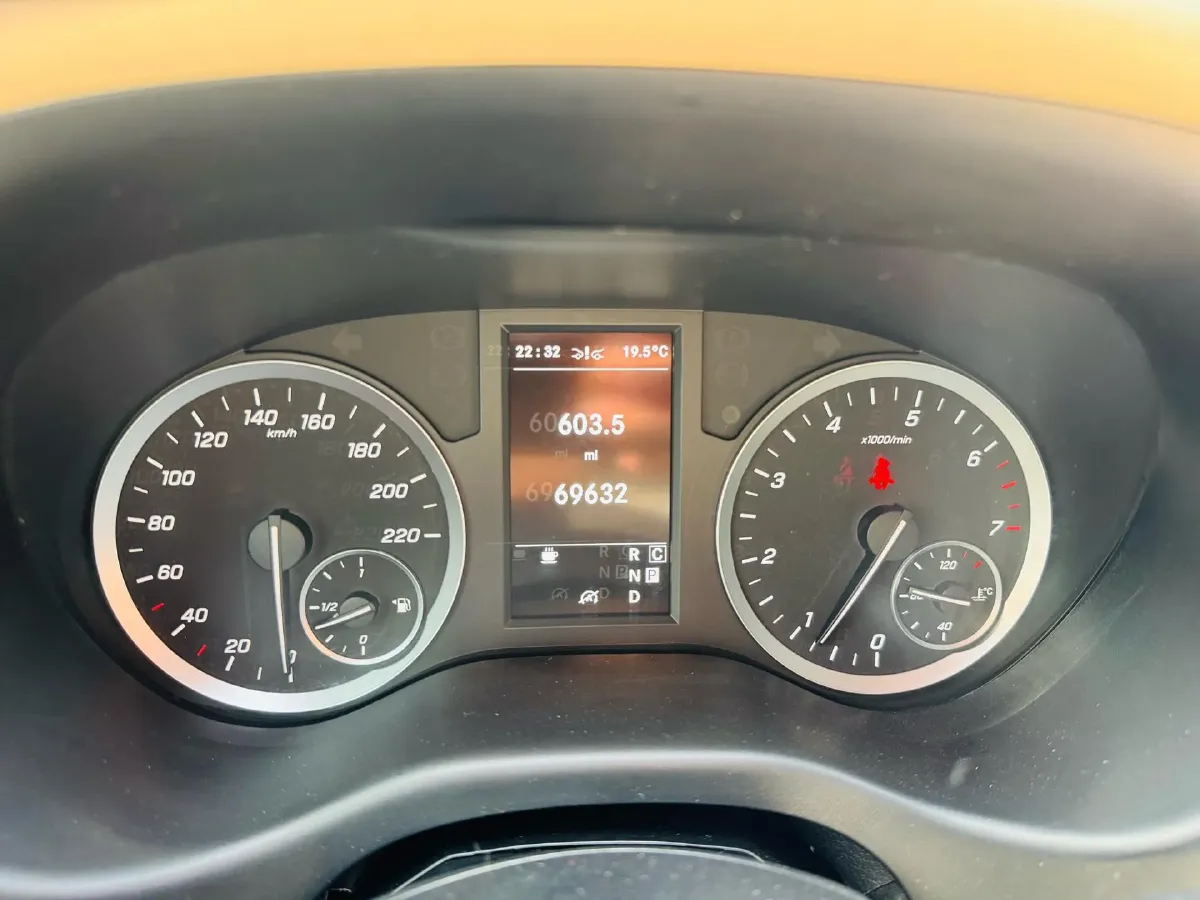 2021 Mercedes-Benz Vito 2.0T 211HP L4 9AT,autocango,china used car exporter,china ev exporter,chinese used car exporter,chinese used ev exporter