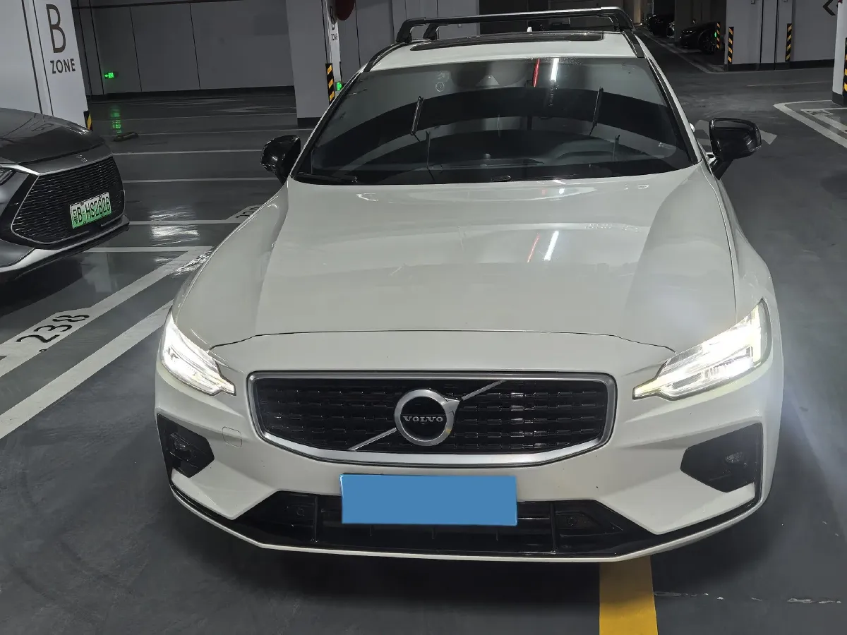 2020 Volvo V60 2.0T 254HP L4 8AT,autocango,china used car exporter,china ev exporter,chinese used car exporter,chinese used ev exporter