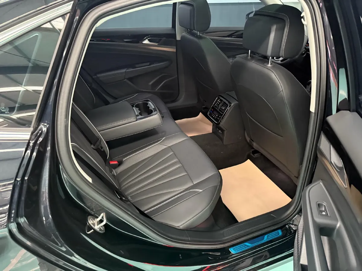 2024 Volkswagen Passat 2.0T 220HP L4 7DCT,autocango,china used car exporter,china ev exporter,chinese used car exporter,chinese used ev exporter