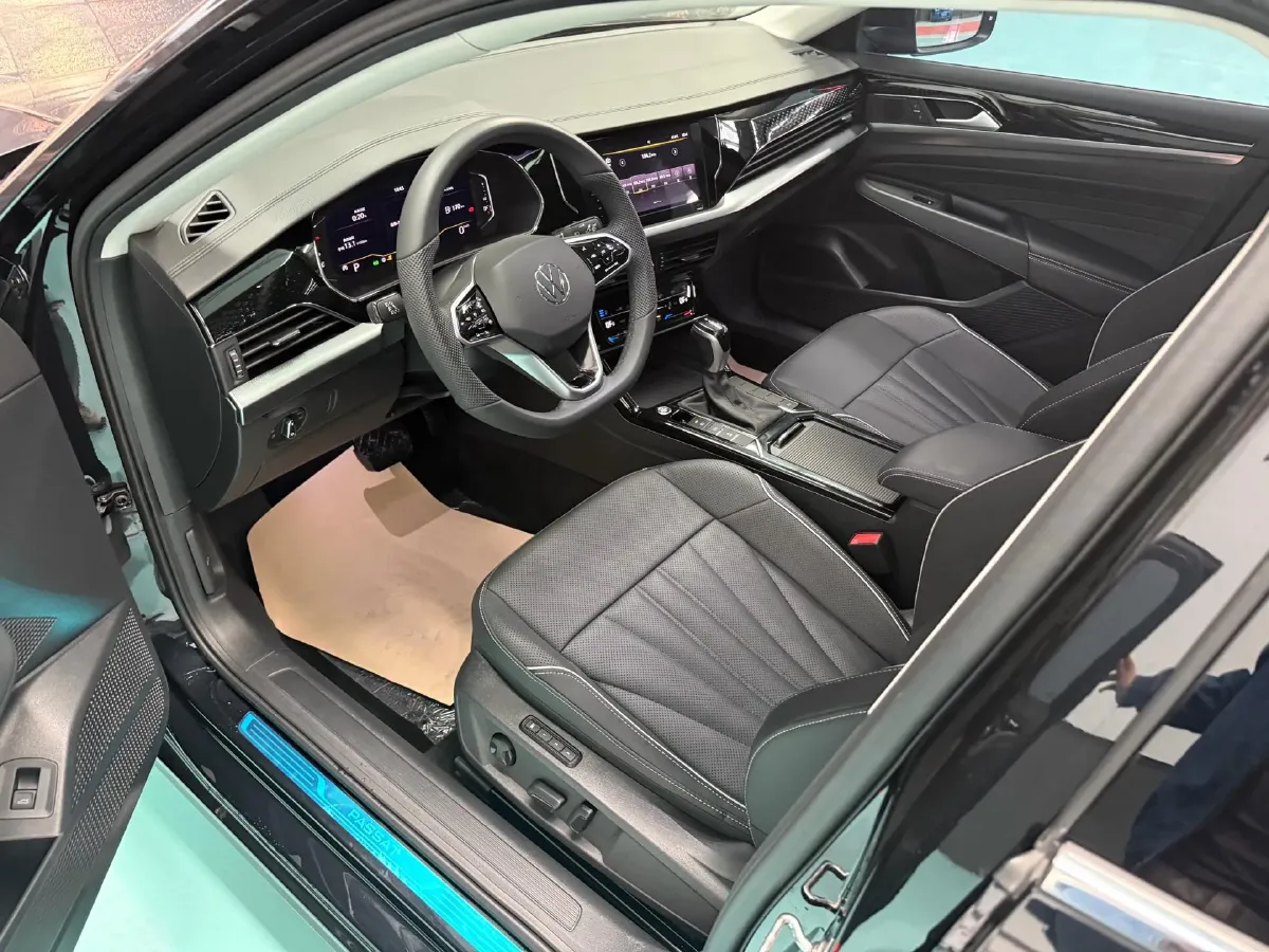 2024 Volkswagen Passat 2.0T 220HP L4 7DCT,autocango,china used car exporter,china ev exporter,chinese used car exporter,chinese used ev exporter