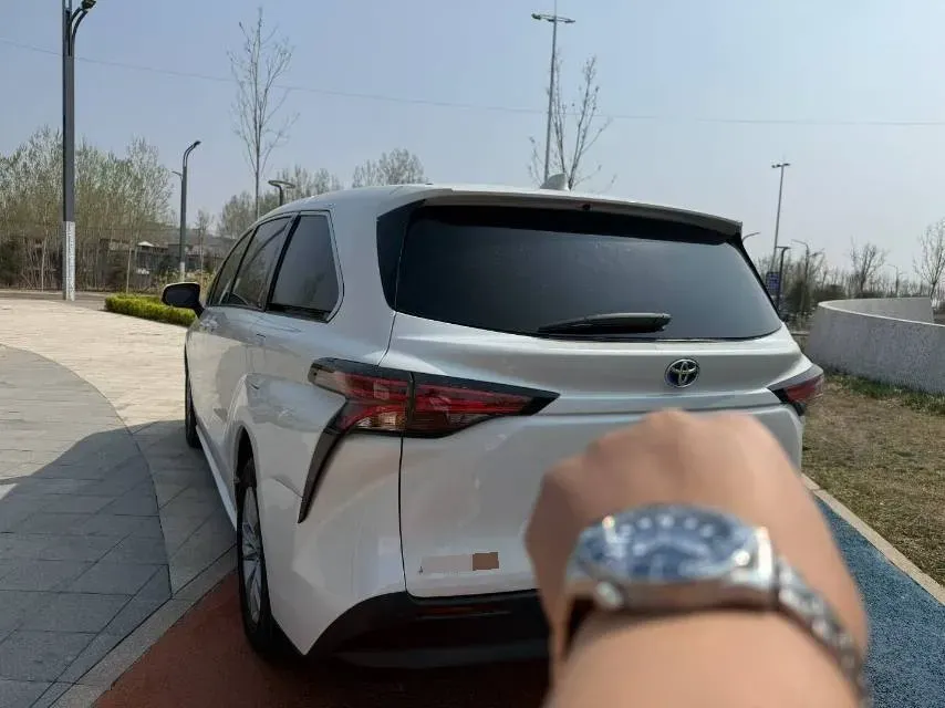 2023 Toyota Sienna 2.5L 189HP L4 E-CVT Hybrid,autocango,china used car exporter,china ev exporter,chinese used car exporter,chinese used ev exporter