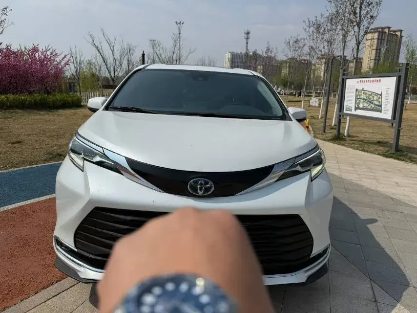 2023 Toyota Sienna 2.5L 189HP L4 E-CVT Hybrid,autocango,china used car exporter,china ev exporter,chinese used car exporter,chinese used ev exporter