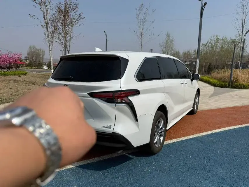 2023 Toyota Sienna 2.5L 189HP L4 E-CVT Hybrid,autocango,china used car exporter,china ev exporter,chinese used car exporter,chinese used ev exporter