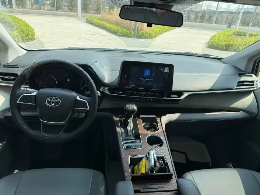 2023 Toyota Sienna 2.5L 189HP L4 E-CVT Hybrid,autocango,china used car exporter,china ev exporter,chinese used car exporter,chinese used ev exporter