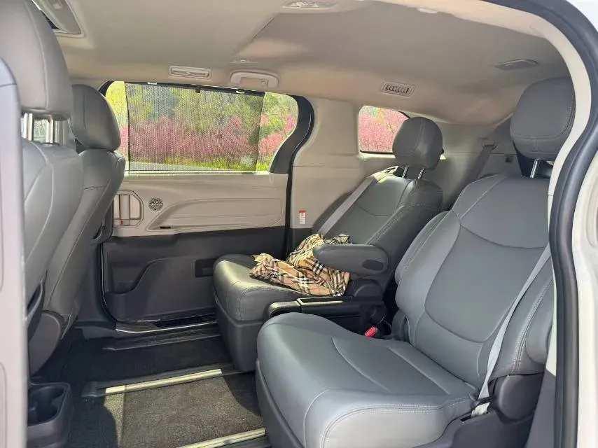 2023 Toyota Sienna 2.5L 189HP L4 E-CVT Hybrid,autocango,china used car exporter,china ev exporter,chinese used car exporter,chinese used ev exporter