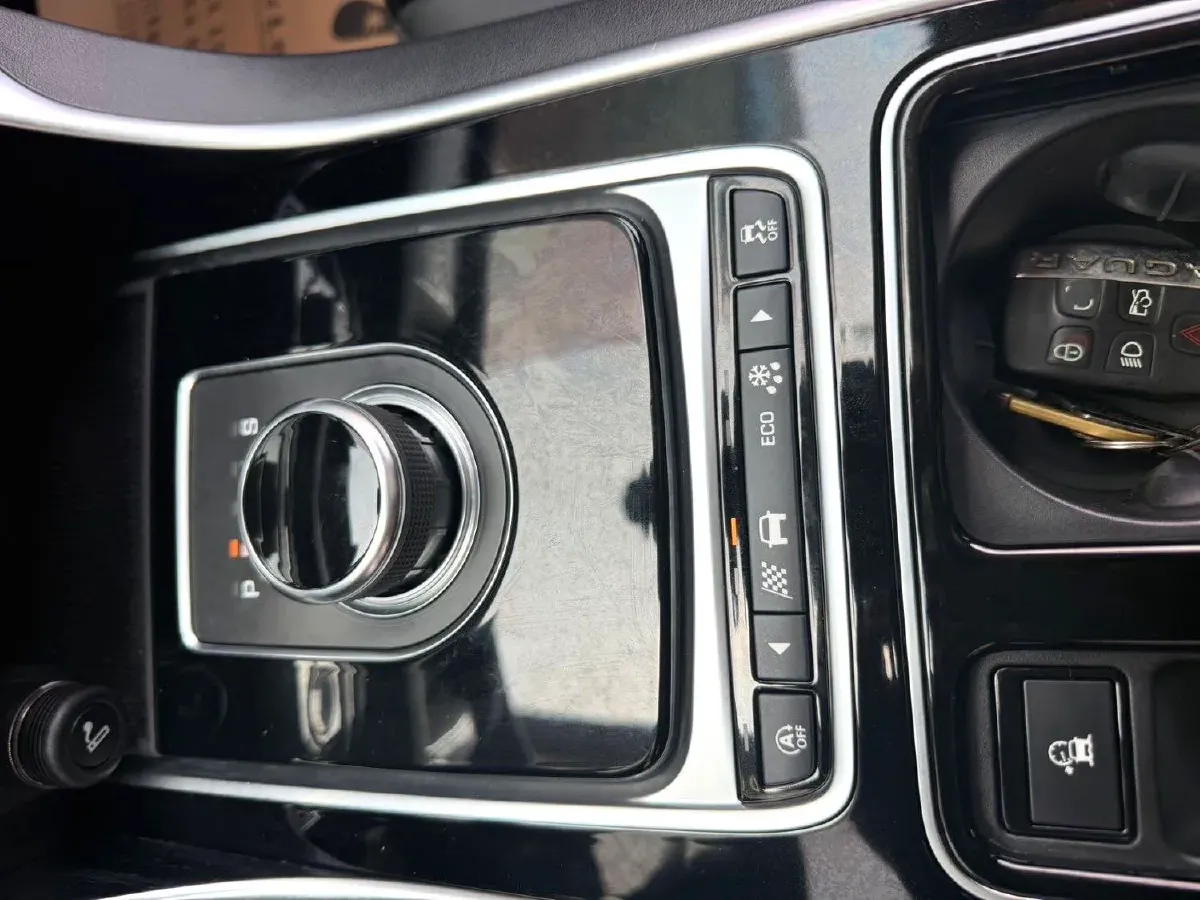 2020 Jaguar XFL 2.0T 200HP L4 8AT,autocango,china used car exporter,china ev exporter,chinese used car exporter,chinese used ev exporter