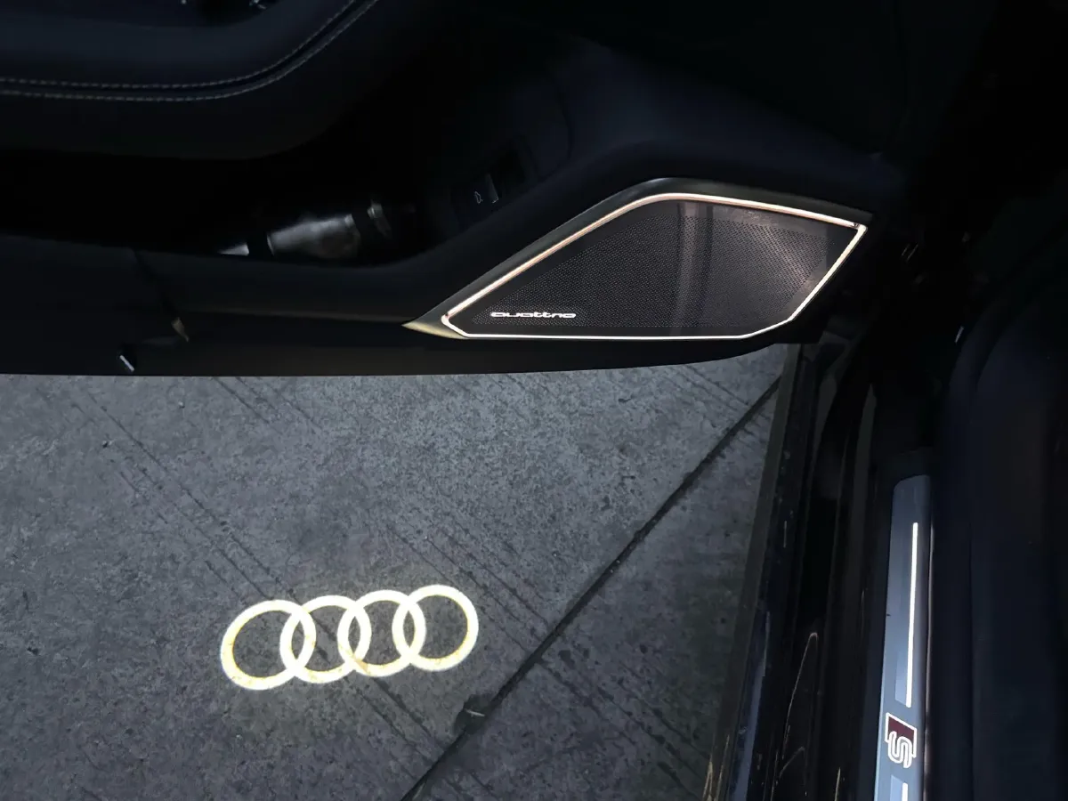 2024 Audi A7L 2.0T 245HP L4 7DCT,autocango,china used car exporter,china ev exporter,chinese used car exporter,chinese used ev exporter