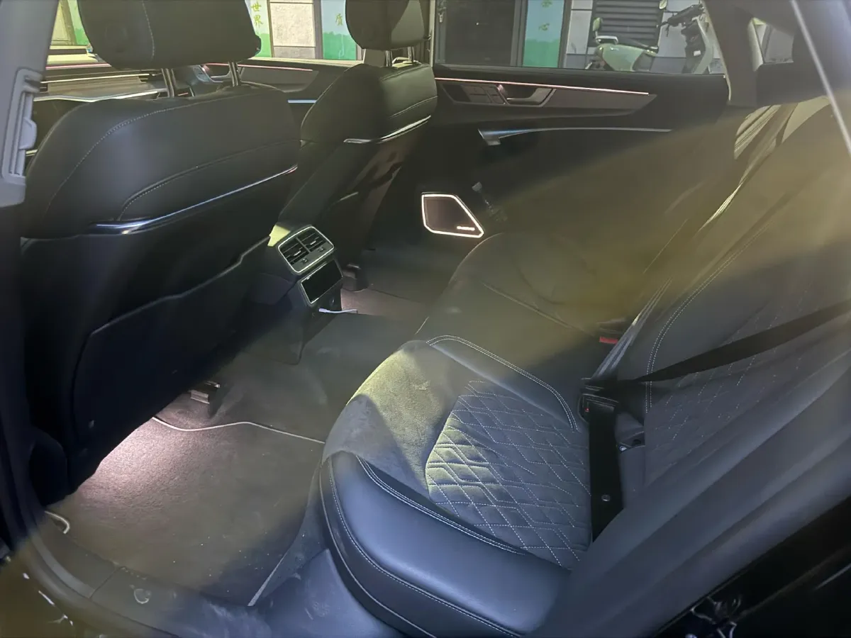 2024 Audi A7L 2.0T 245HP L4 7DCT,autocango,china used car exporter,china ev exporter,chinese used car exporter,chinese used ev exporter