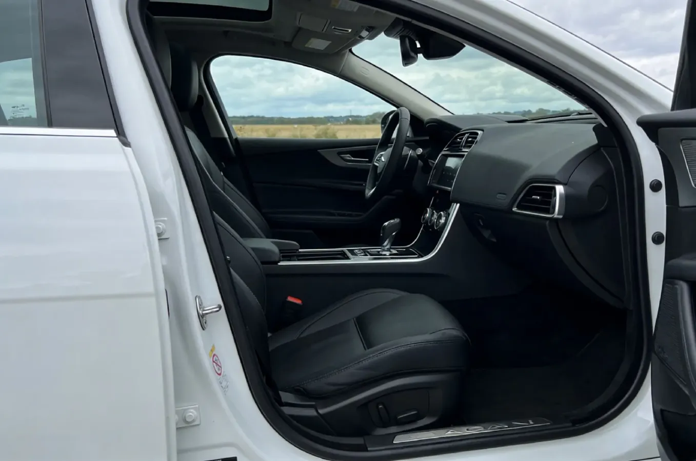 2025 Jaguar XEL 2.0T 250HP L4 8AT,autocango,china used car exporter,china ev exporter,chinese used car exporter,chinese used ev exporter