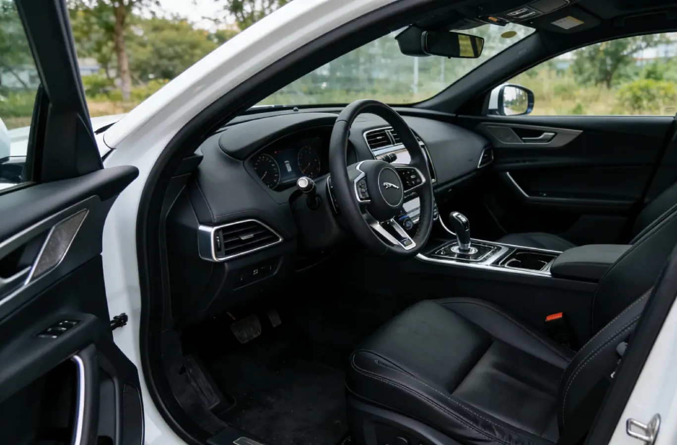 2025 Jaguar XEL 2.0T 250HP L4 8AT,autocango,china used car exporter,china ev exporter,chinese used car exporter,chinese used ev exporter