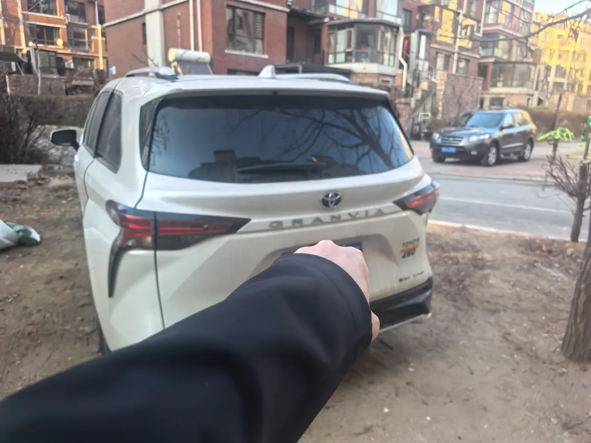 2024 Toyota Granvia 2.5L 189HP L4 E-CVT Hybrid,autocango,china used car exporter,china ev exporter,chinese used car exporter,chinese used ev exporter