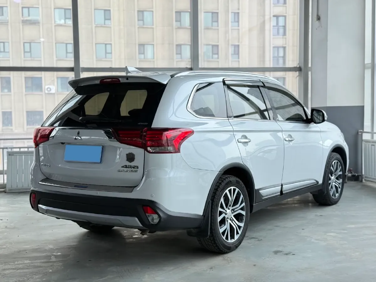 2018 Mitsubishi Outlander 2.4L 192HP L4 CVT,autocango,china used car exporter,china ev exporter,chinese used car exporter,chinese used ev exporter