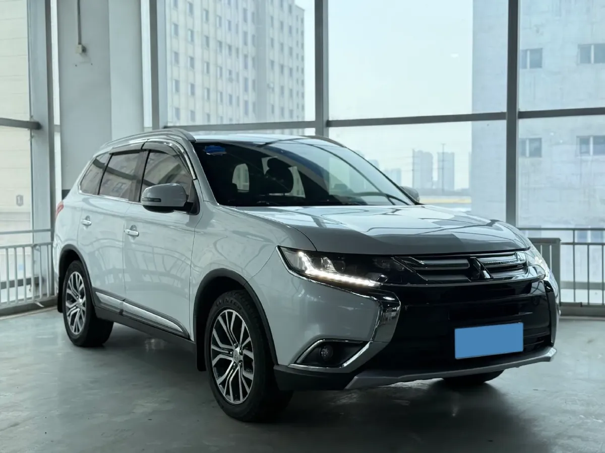 2018 Mitsubishi Outlander 2.4L 192HP L4 CVT,autocango,china used car exporter,china ev exporter,chinese used car exporter,chinese used ev exporter