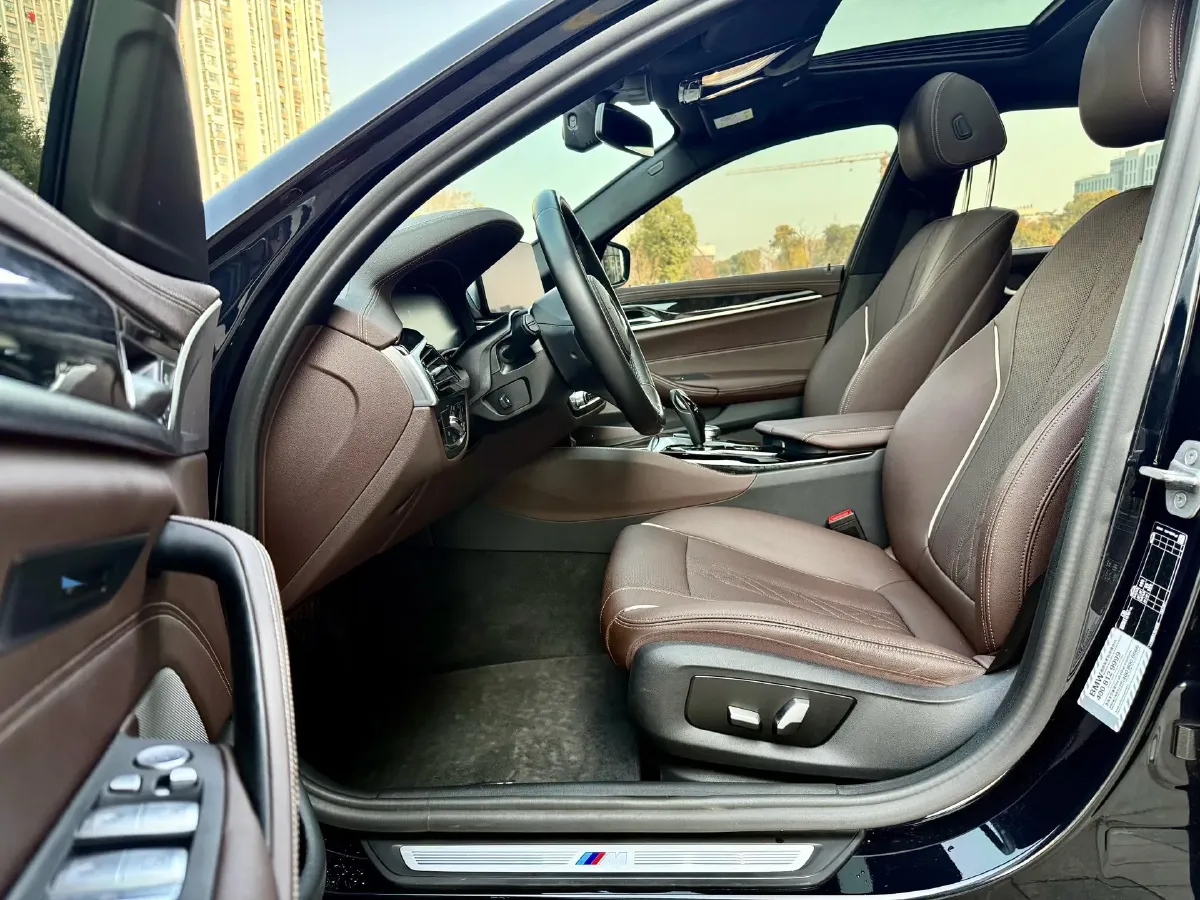 2022 BMW 5 Series 2.0T 184HP L4 8AT,autocango,china used car exporter,china ev exporter,chinese used car exporter,chinese used ev exporter