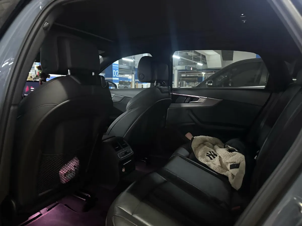 2022 Audi A4L 2.0T 190HP L4 7DCT,autocango,china used car exporter,china ev exporter,chinese used car exporter,chinese used ev exporter