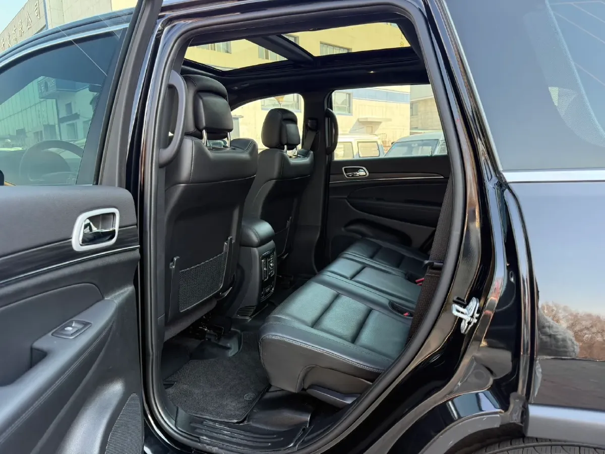 2021 Jeep Grand Cherokee 3.0L 234HP V6 8AT,autocango,china used car exporter,china ev exporter,chinese used car exporter,chinese used ev exporter