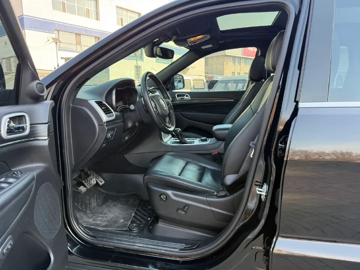 2021 Jeep Grand Cherokee 3.0L 234HP V6 8AT,autocango,china used car exporter,china ev exporter,chinese used car exporter,chinese used ev exporter