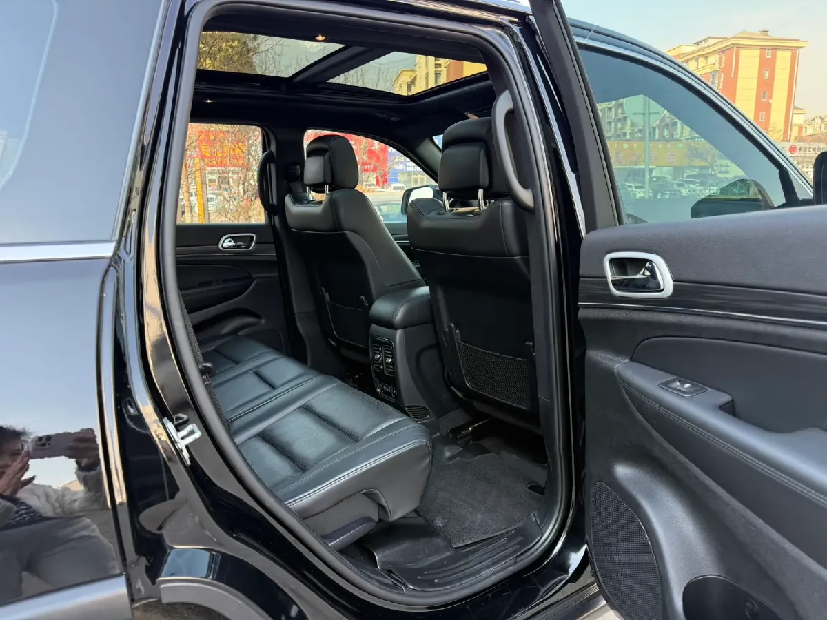 2021 Jeep Grand Cherokee 3.0L 234HP V6 8AT,autocango,china used car exporter,china ev exporter,chinese used car exporter,chinese used ev exporter