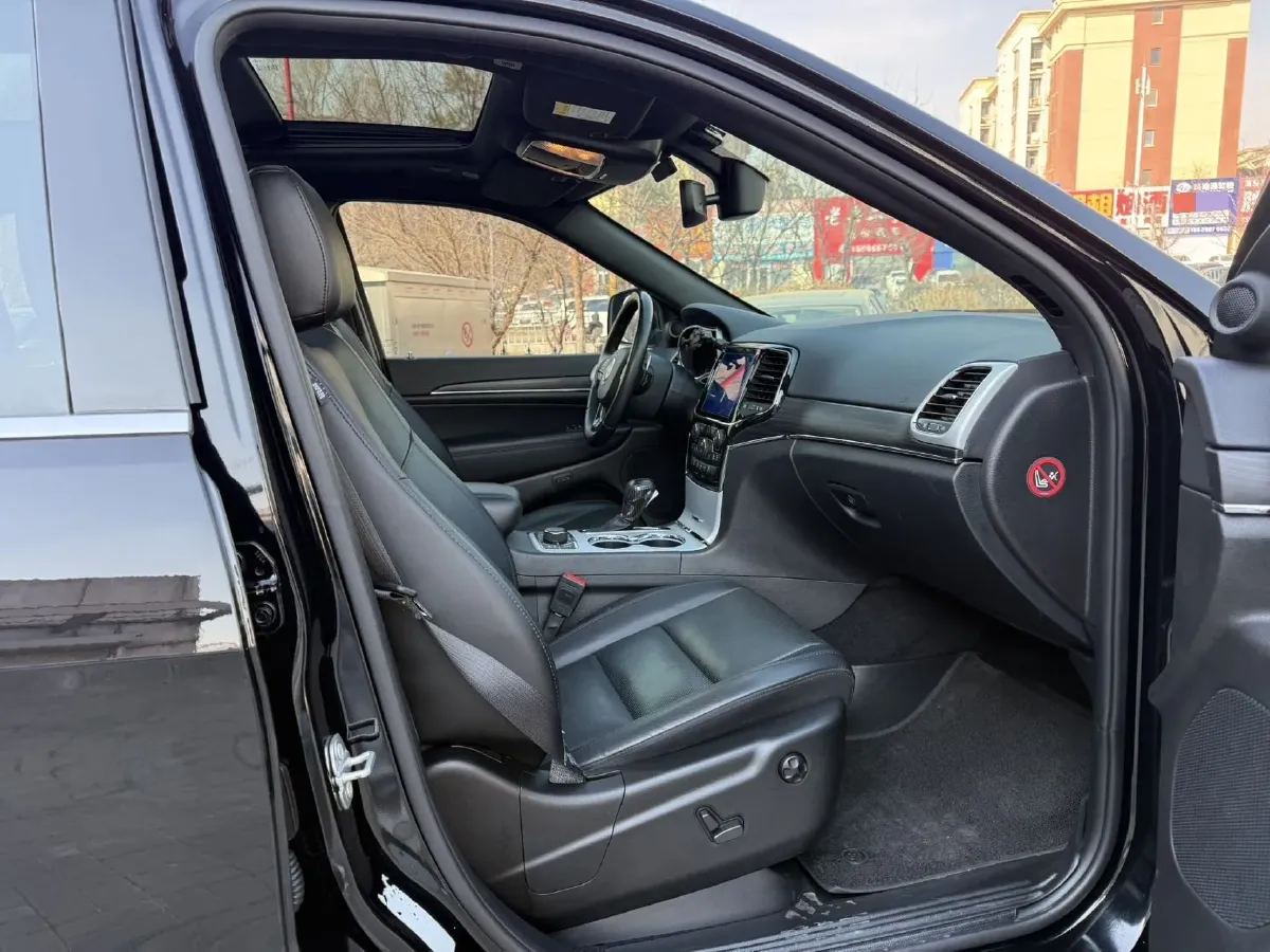 2021 Jeep Grand Cherokee 3.0L 234HP V6 8AT,autocango,china used car exporter,china ev exporter,chinese used car exporter,chinese used ev exporter