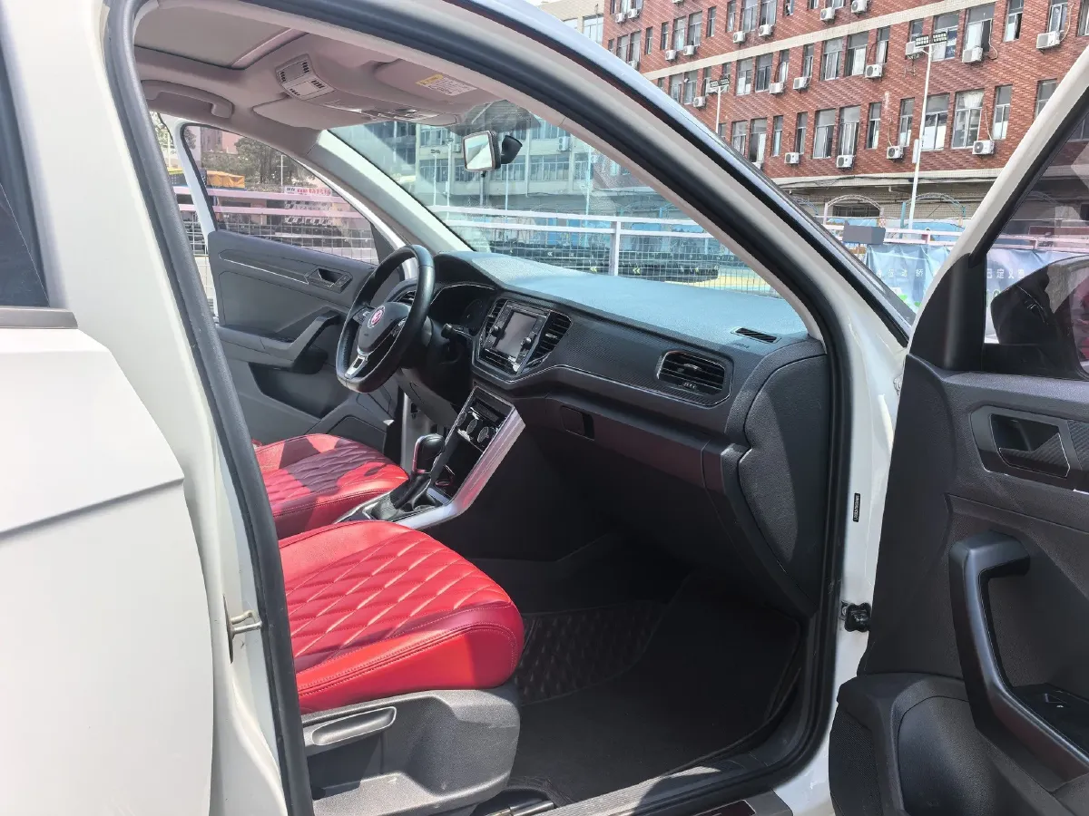 2019 Volkswagen T-Roc 1.4T 131HP L4 7DCT,autocango,china used car exporter,china ev exporter,chinese used car exporter,chinese used ev exporter