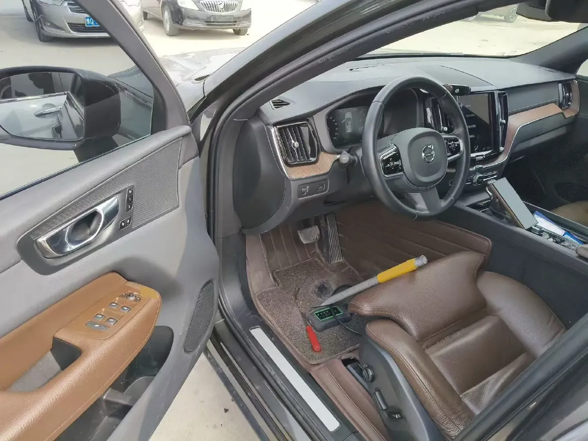 2021 Volvo XC60 2.0T 250HP L4 8AT,autocango,china used car exporter,china ev exporter,chinese used car exporter,chinese used ev exporter