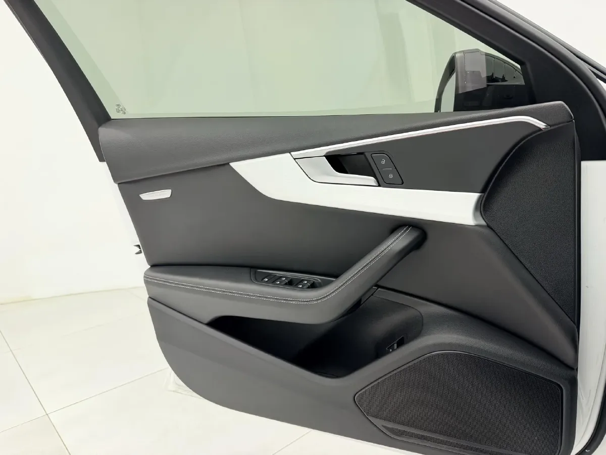 2022 Audi A4L 2.0T 190HP L4 7DCT,autocango,china used car exporter,china ev exporter,chinese used car exporter,chinese used ev exporter