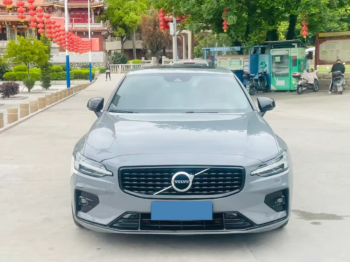 2022 Volvo S60 2.0T 197HP L4 8AT,autocango,china used car exporter,china ev exporter,chinese used car exporter,chinese used ev exporter