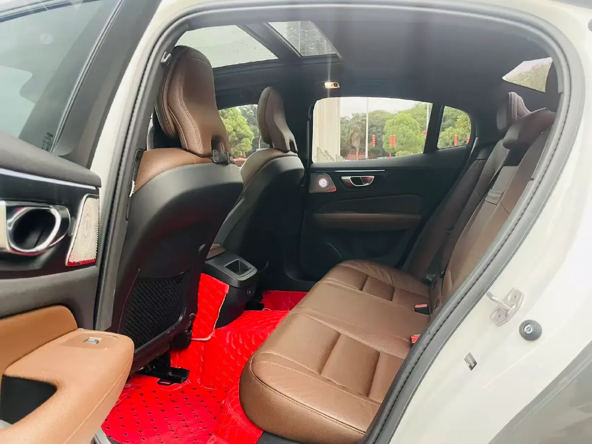 2022 Volvo S60 2.0T 197HP L4 8AT,autocango,china used car exporter,china ev exporter,chinese used car exporter,chinese used ev exporter