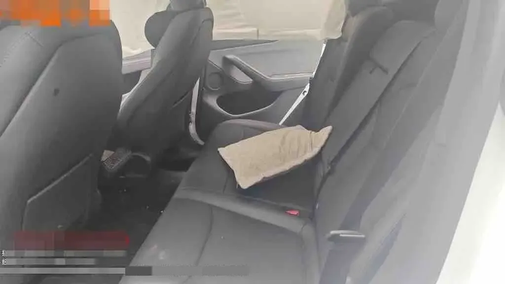 2025 Tesla Model Y BEV 62.5KWH,autocango,china used car exporter,china ev exporter,chinese used car exporter,chinese used ev exporter