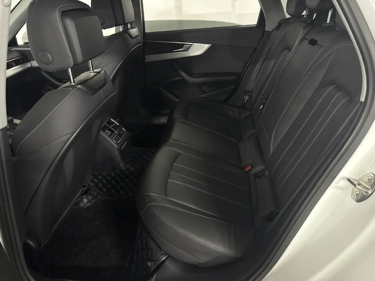 2022 Audi A4L 2.0T 190HP L4 7DCT,autocango,china used car exporter,china ev exporter,chinese used car exporter,chinese used ev exporter