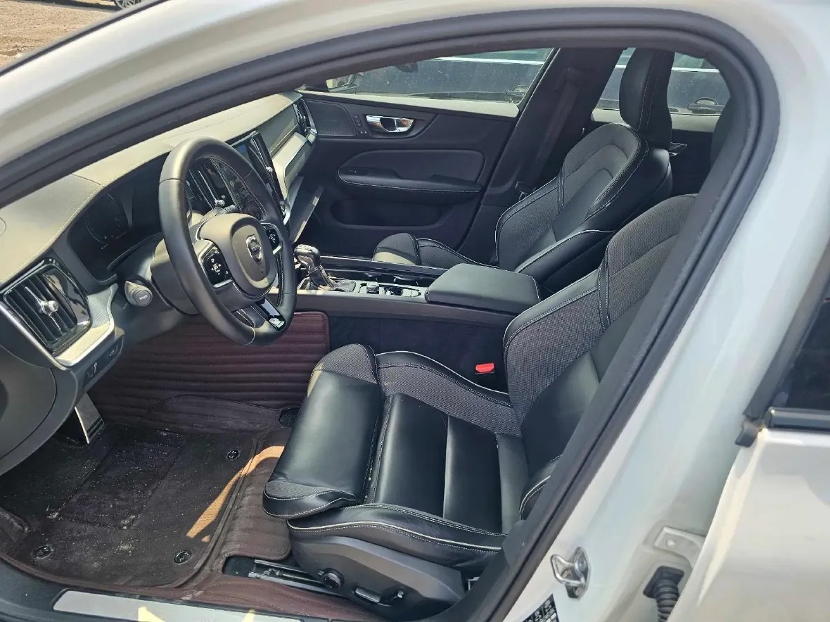 2020 Volvo S60 2.0T 250HP L4 8AT,autocango,china used car exporter,china ev exporter,chinese used car exporter,chinese used ev exporter