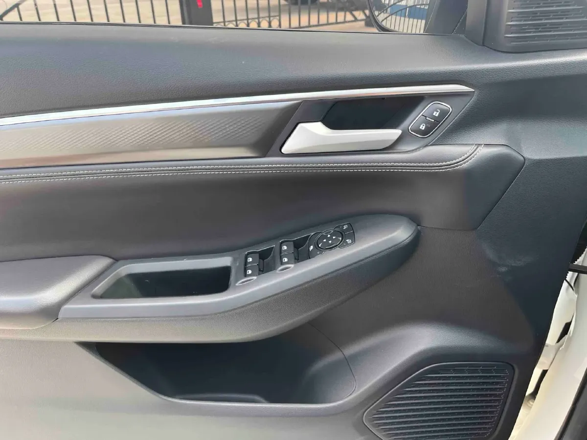 2021 Ford Escort 1.5L 122HP L3 6AT,autocango,china used car exporter,china ev exporter,chinese used car exporter,chinese used ev exporter