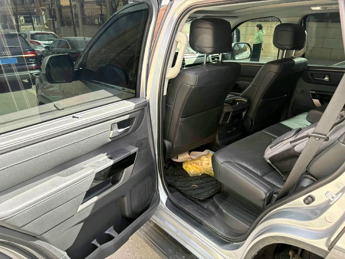 2023 HongQi H5 1.8T 197HP L4 8AT,autocango,china used car exporter,china ev exporter,chinese used car exporter,chinese used ev exporter