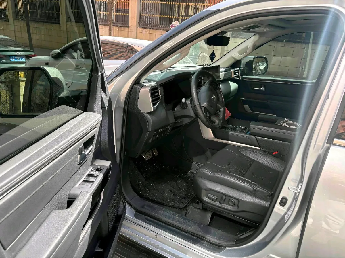 2023 HongQi H5 1.8T 197HP L4 8AT,autocango,china used car exporter,china ev exporter,chinese used car exporter,chinese used ev exporter