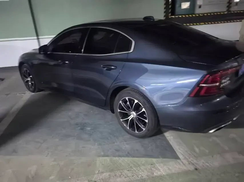 2022 Volvo S60 2.0T 197HP L4 8AT,autocango,china used car exporter,china ev exporter,chinese used car exporter,chinese used ev exporter