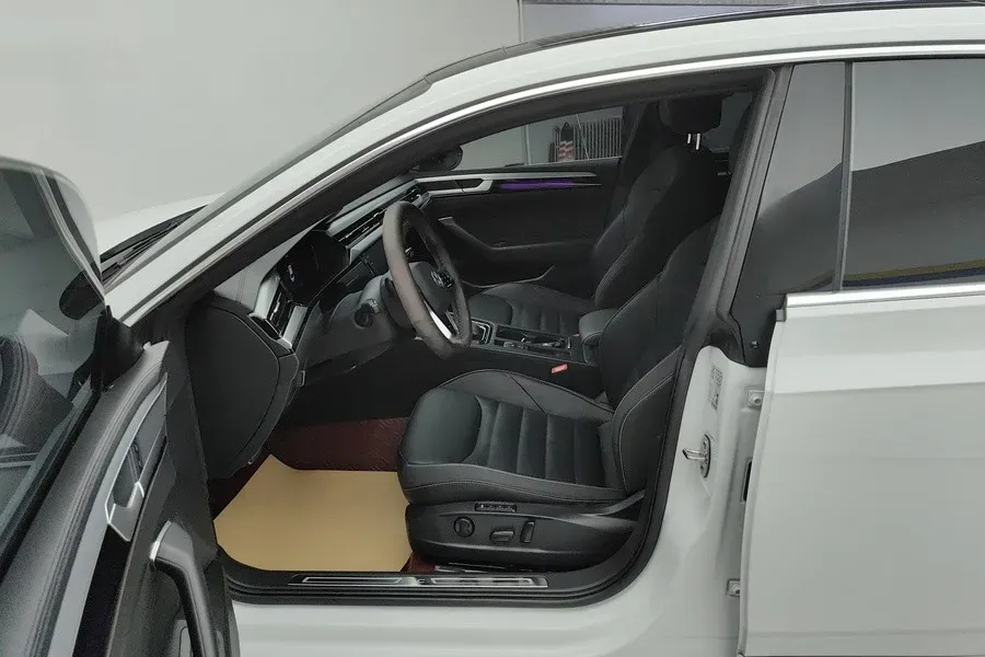 2023 Volkswagen CC 2.0T 220HP L4 7DCT,autocango,china used car exporter,china ev exporter,chinese used car exporter,chinese used ev exporter