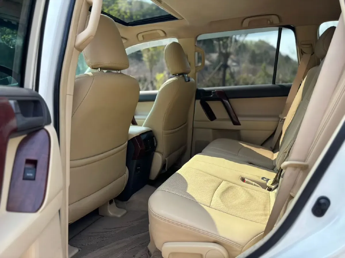 2017 Porsche Macan 2.0T 252HP L4 7DCT,autocango,china used car exporter,china ev exporter,chinese used car exporter,chinese used ev exporter