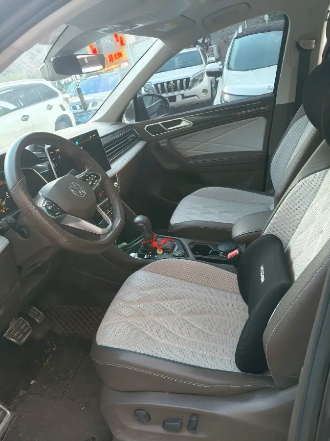 2023 Volkswagen Tiguan L 2.0T 220HP L4 7DCT,autocango,china used car exporter,china ev exporter,chinese used car exporter,chinese used ev exporter