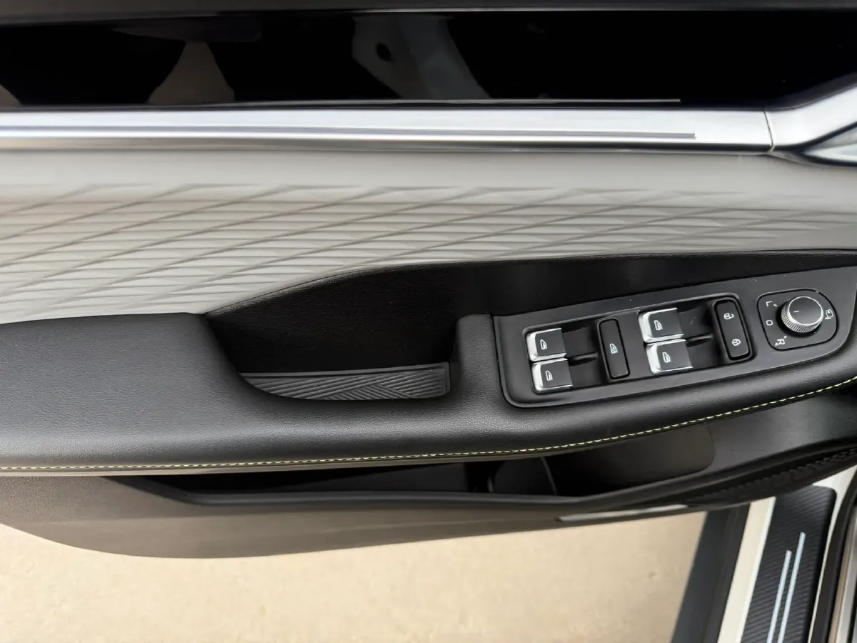 2022 Geely Coolray 1.5T 181HP L4 7DCT,autocango,china used car exporter,china ev exporter,chinese used car exporter,chinese used ev exporter