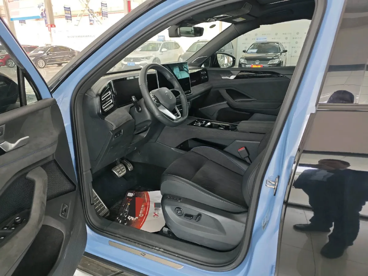 2024 Volkswagen Tiguan L 2.0T 220HP L4 7DCT,autocango,china used car exporter,china ev exporter,chinese used car exporter,chinese used ev exporter