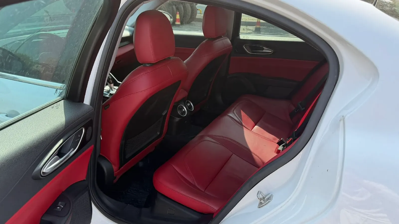 2017 Alfa Romeo Giulia 2.0T 200HP L4 8AT,autocango,china used car exporter,china ev exporter,chinese used car exporter,chinese used ev exporter