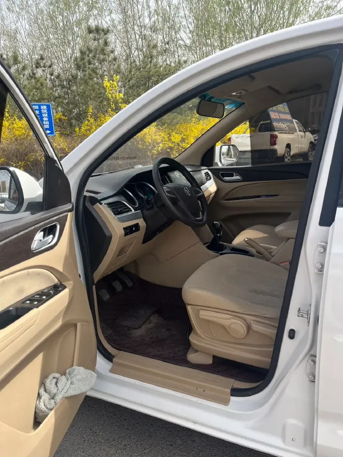 2016 BaoJun 730 1.5L 112HP L4 5MT,autocango,china used car exporter,china ev exporter,chinese used car exporter,chinese used ev exporter