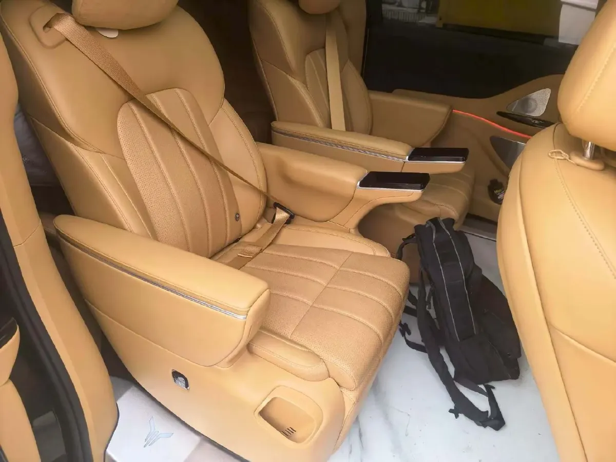 2025 Voyah Dream 1.5T 150HP L4 PHEV 41.7KWH,autocango,china used car exporter,china ev exporter,chinese used car exporter,chinese used ev exporter