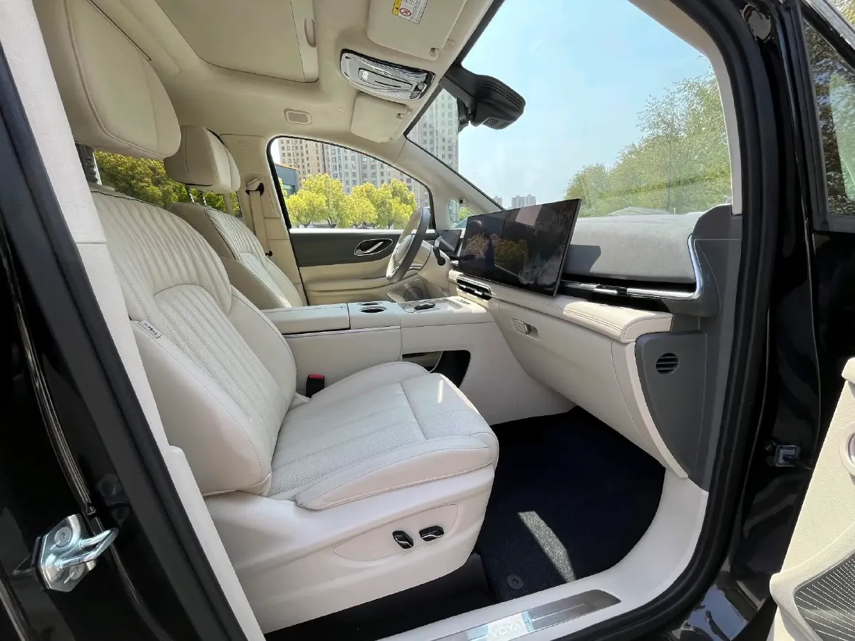 2025 Voyah Dream 1.5T 150HP L4 PHEV 41.7KWH,autocango,china used car exporter,china ev exporter,chinese used car exporter,chinese used ev exporter